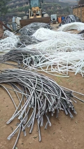 出售剥好的废电缆皮子，黑白都有，现货十几吨