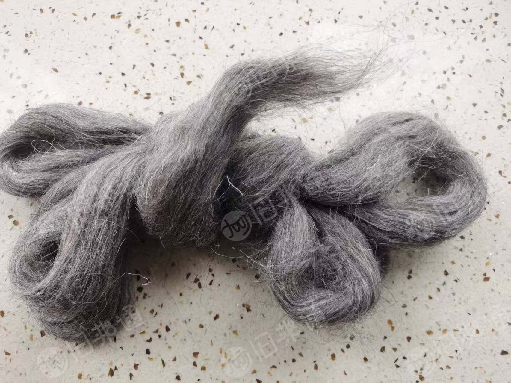 长期出售花羊毛条，青羊毛条，本色国毛条，支数56-58支下来的，现货各5吨，国毛条现货10吨