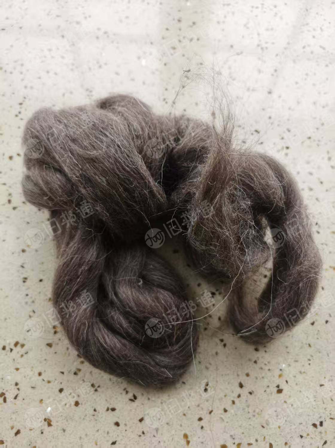 长期出售花羊毛条，青羊毛条，本色国毛条，支数56-58支下来的，现货各5吨，国毛条现货10吨