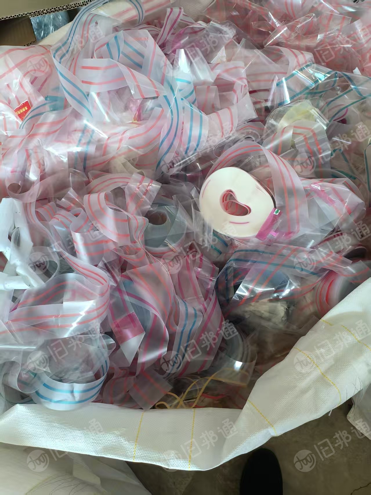 长期出售各种手机厂下来的PET膜废料，PET复合膜，有无胶PET蓝膜，PET复尼龙膜，PET红膜等