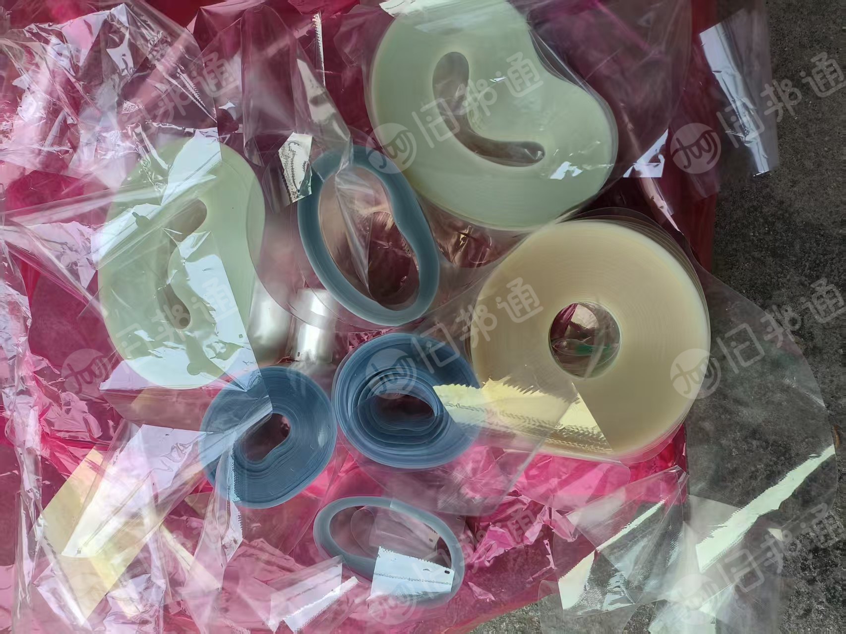 长期出售各种手机厂下来的PET膜废料，PET复合膜，有无胶PET蓝膜，PET复尼龙膜，PET红膜等