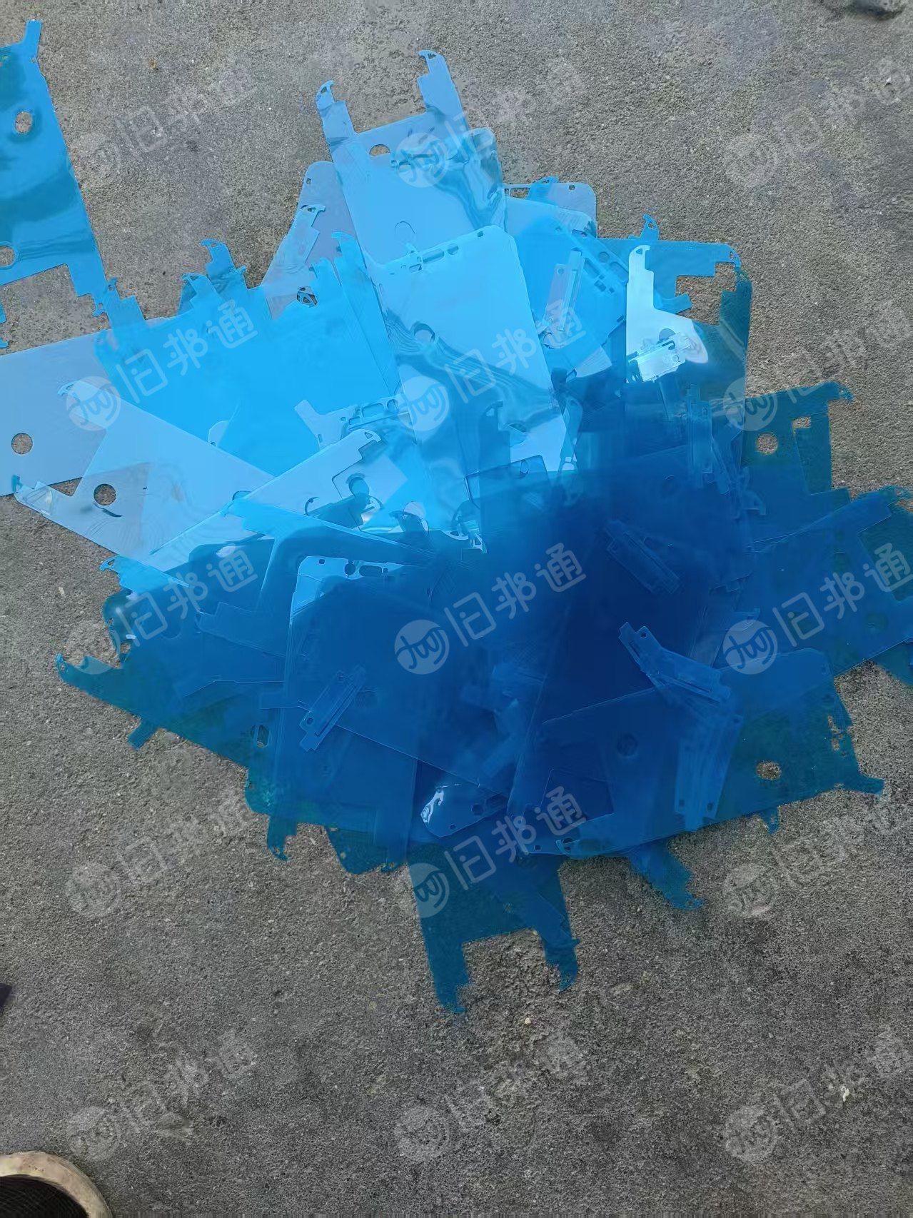 长期出售各种手机厂下来的PET膜废料，PET复合膜，有无胶PET蓝膜，PET复尼龙膜，PET红膜等