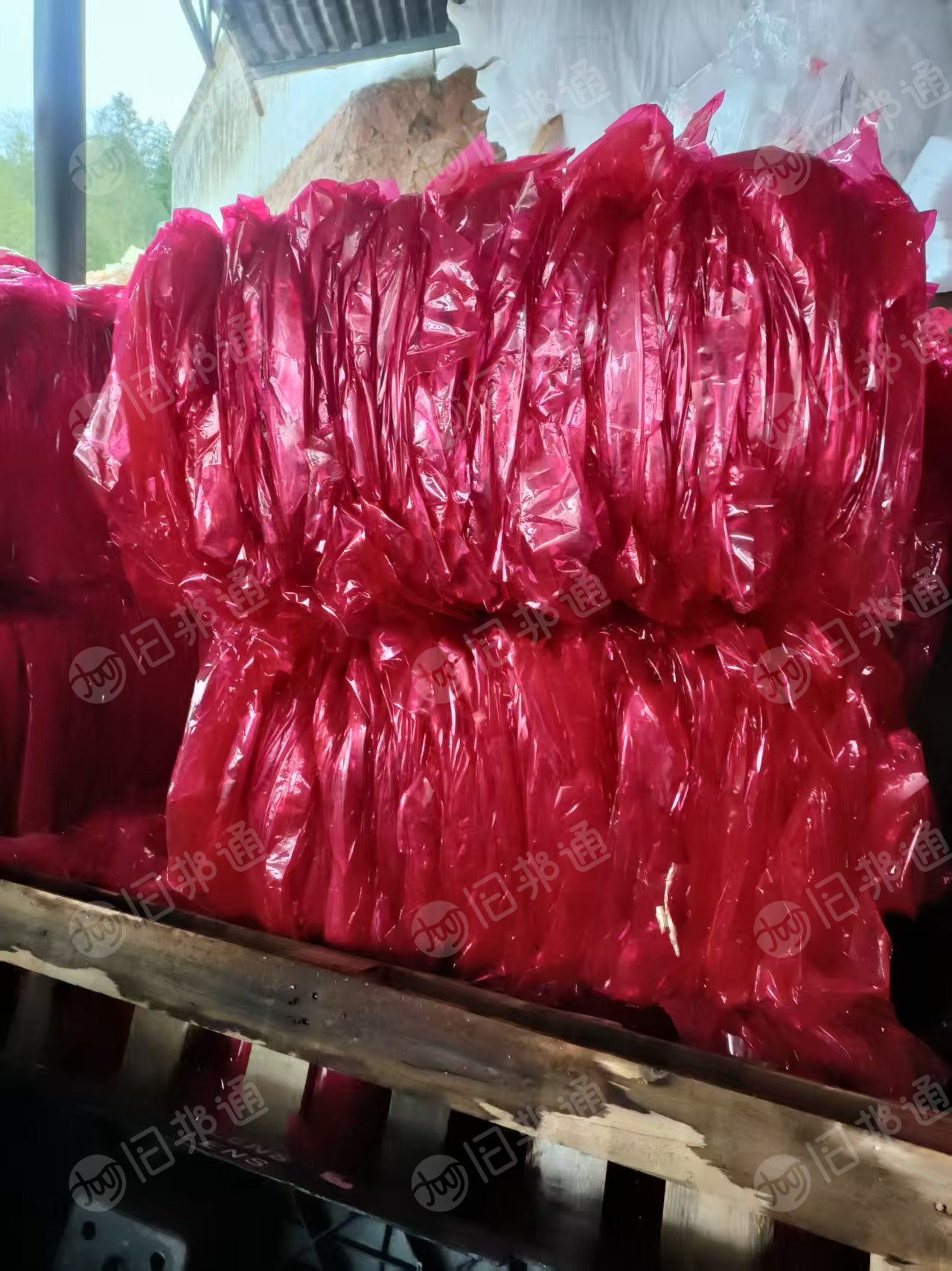 长期出售各种手机厂下来的PET膜废料，PET复合膜，有无胶PET蓝膜，PET复尼龙膜，PET红膜等