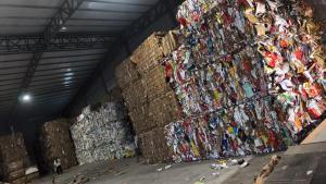 长期出售纯黄板纸压块，花纸箱压块