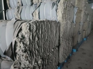 厂家清仓处理一批开好的涤棉开花棉，含棉30%，麻灰色，价格便宜，现货50吨左右，货在嘉兴