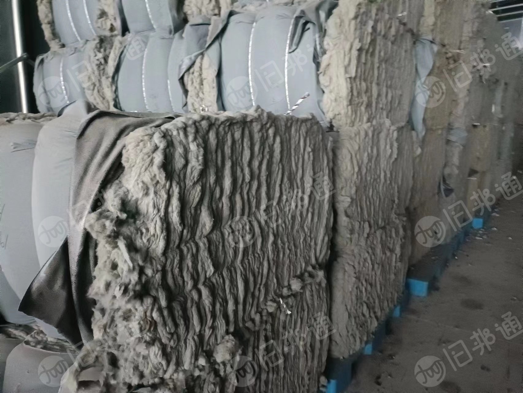 厂家清仓处理一批开好的涤棉开花棉，含棉30%，麻灰色，价格便宜，现货50吨左右，货在嘉兴