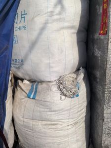 长期出售白色涤纶废丝，涤纶工业丝，吊装带里抽出来的，现货有20吨，货在山东临沂