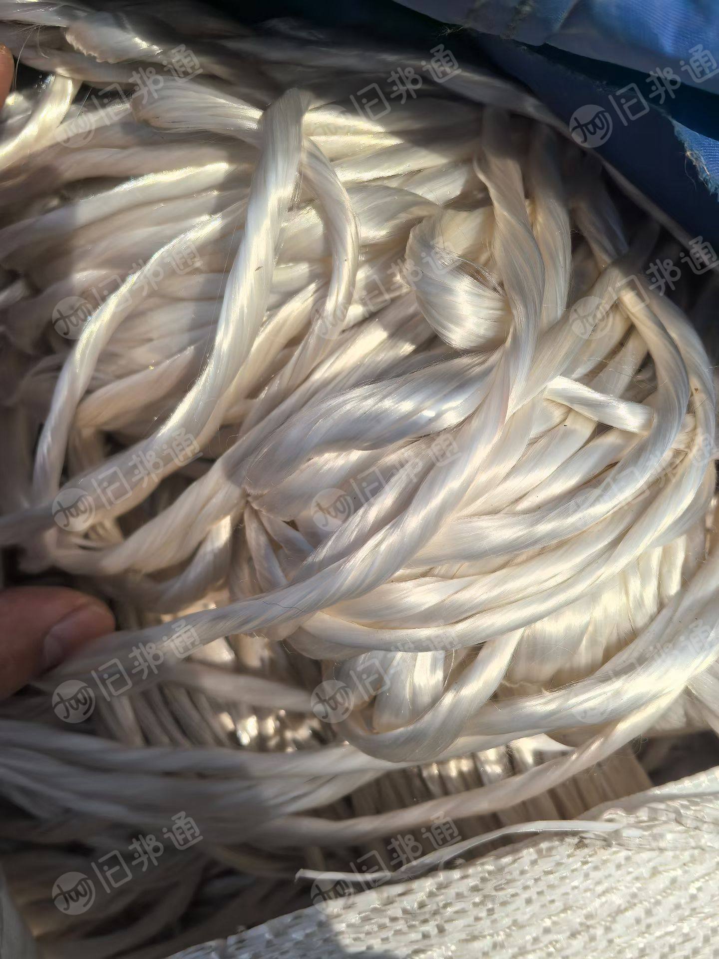 长期出售白色涤纶废丝,涤纶工业丝,吊装带里抽出来的,现货有20吨,货在山东临沂