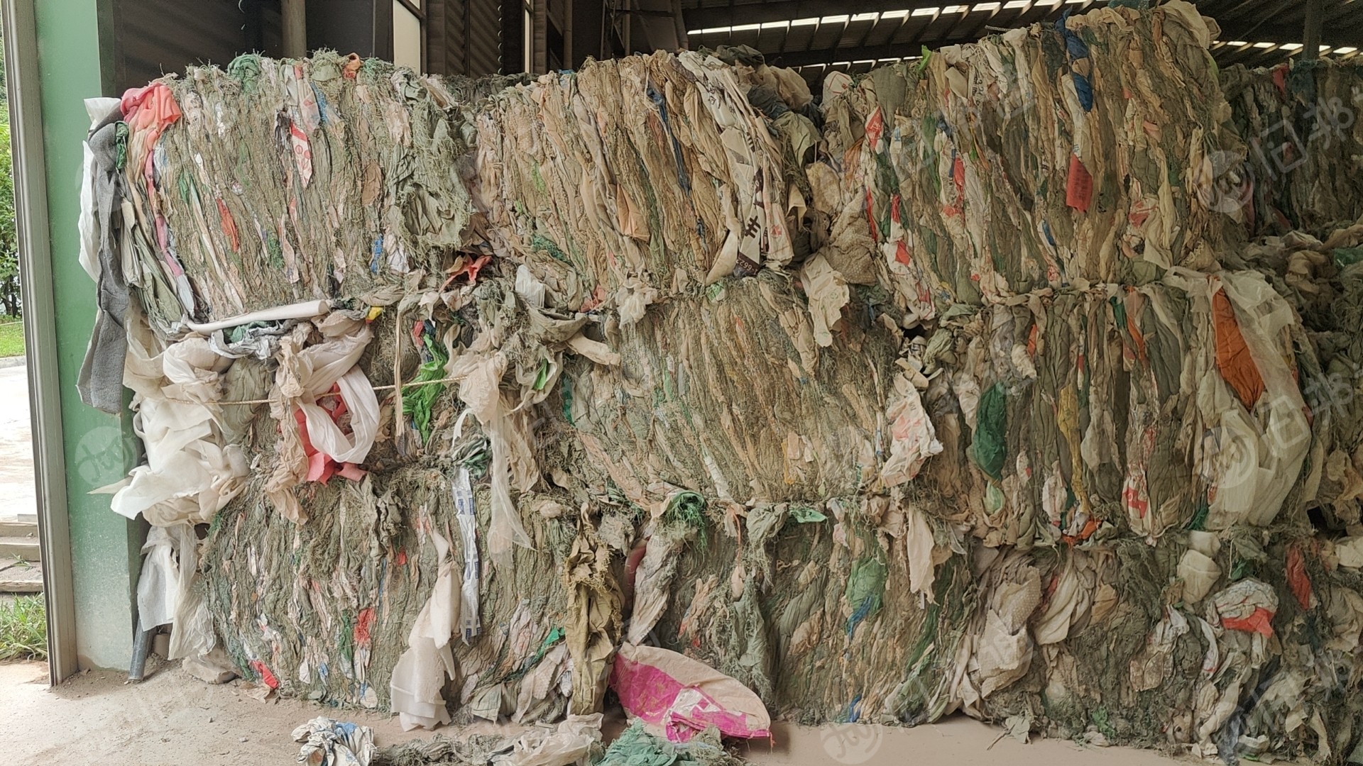 大量出售轻物质燃烧料、PP打包带废料、干造编织塑料袋