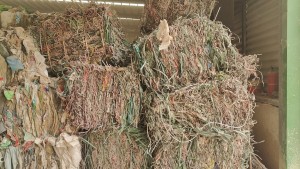 大量出售轻物质燃烧料、PP打包带废料、干造编织塑料袋