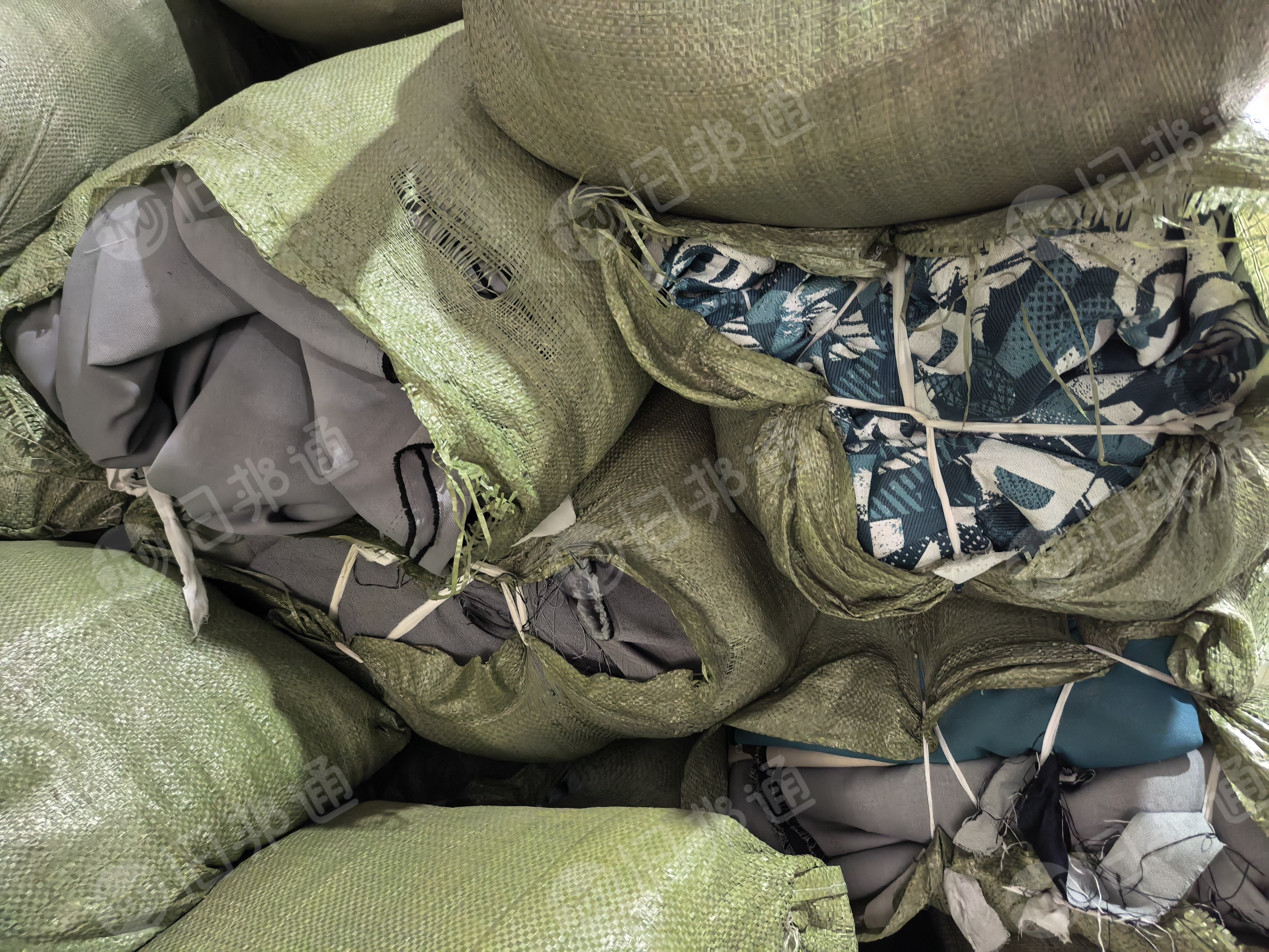 出售窗帘小卷布，窗帘布，都是2米～4米左右的小卷，现货有40吨左右，货在湖南长沙