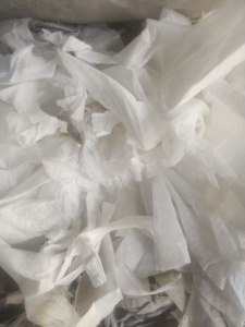长期出售卫生巾边角料，卫生巾废料，无纺布废料，现货五六吨