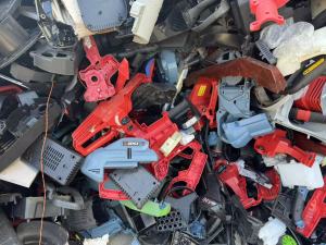 出售PPABS尼龙等混合废料，电动车工具厂下来的，打包不打包都行，现货100吨左右