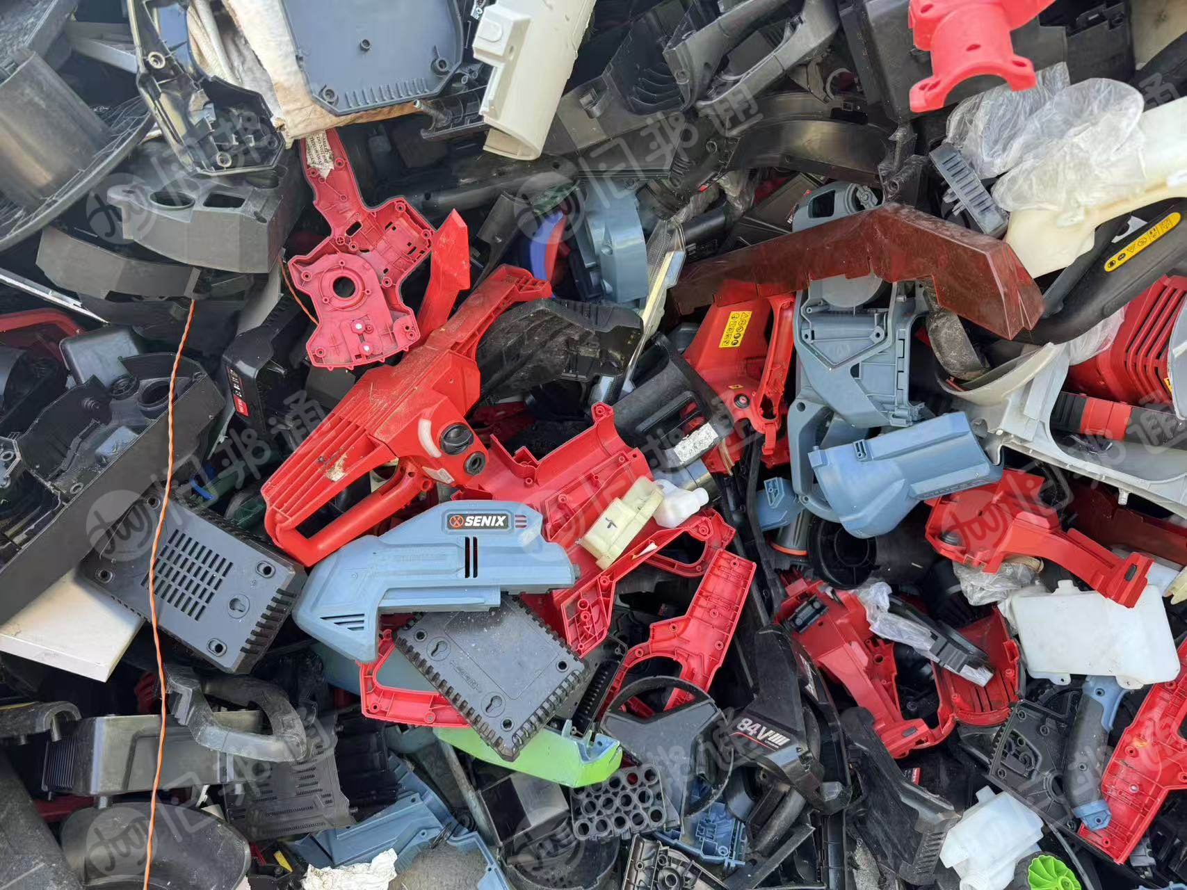 出售PPABS尼龙等混合废料，电动车工具厂下来的，打包不打包都行，现货100吨左右