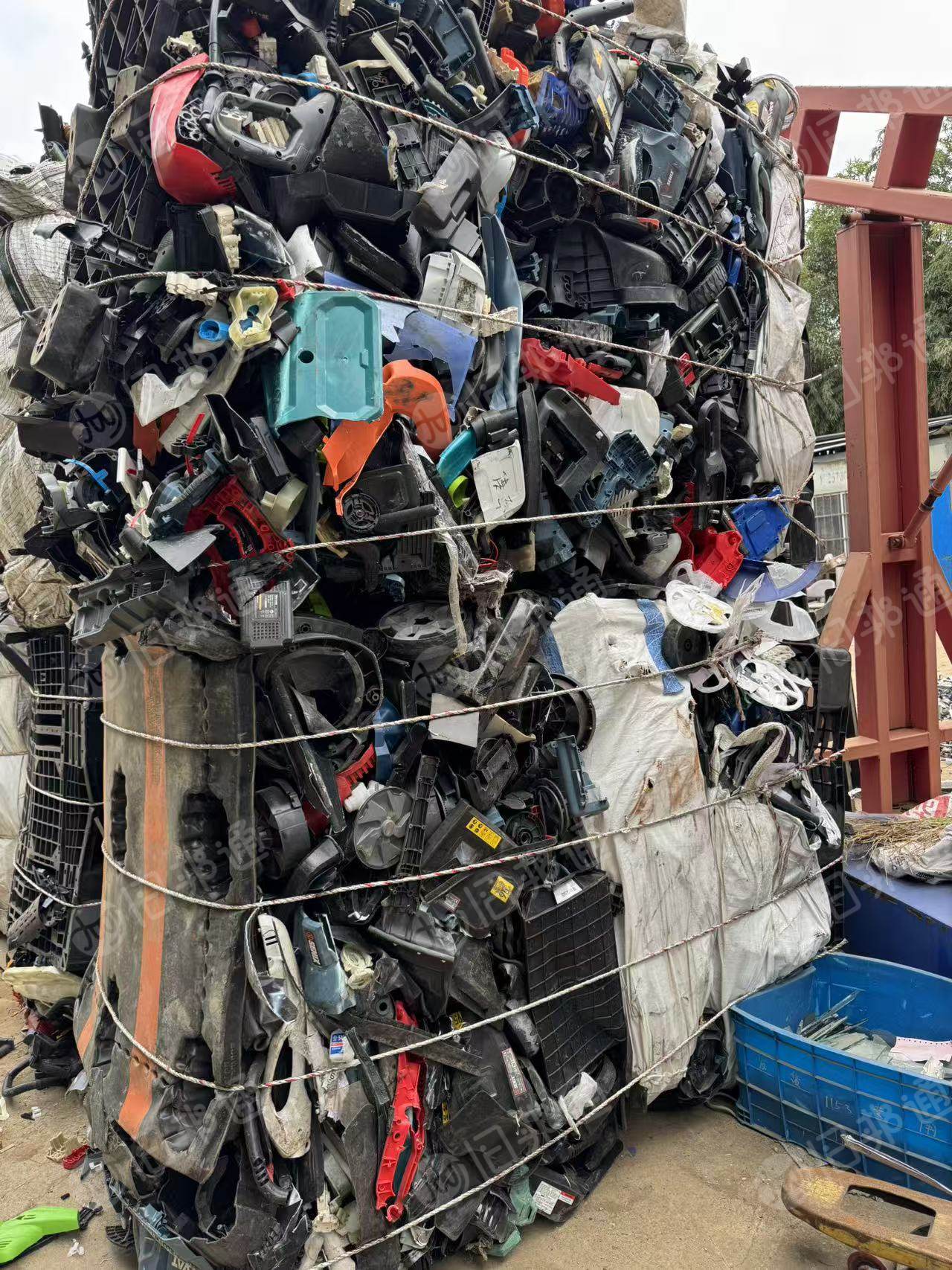 出售PPABS尼龙等混合废料，电动车工具厂下来的，打包不打包都行，现货100吨左右