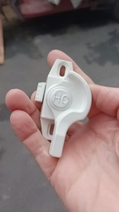 厂家库存处理，塑钢门窗配件厂不干了，成箱的，有很多吨