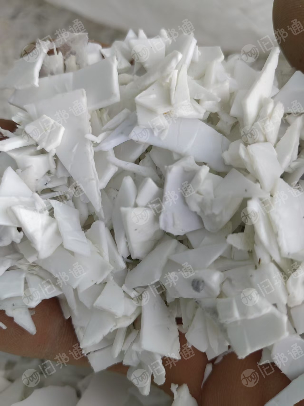 出售PP涂料桶破碎料，花桶，带字桶，白涂料桶破碎料都有，清洗干净