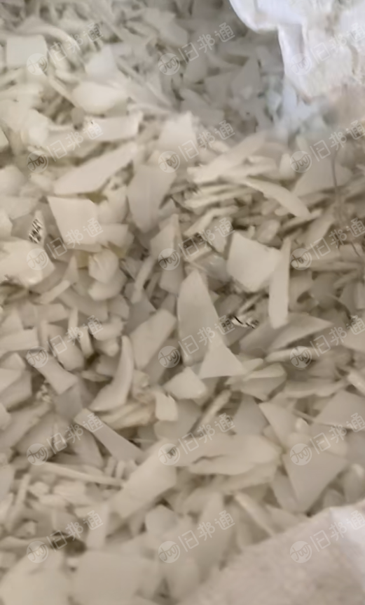 出售PE化工桶破碎料，清洗甩干，每月有100吨左右