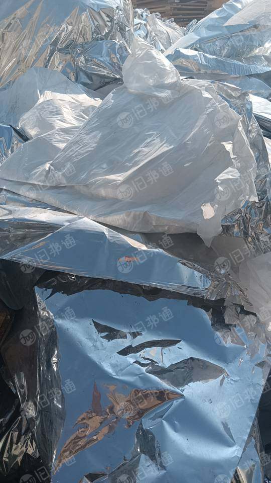 出售PVCPET复合膜，塑料膜厂下来的，外面喷了一层铝粉，每个月十几吨