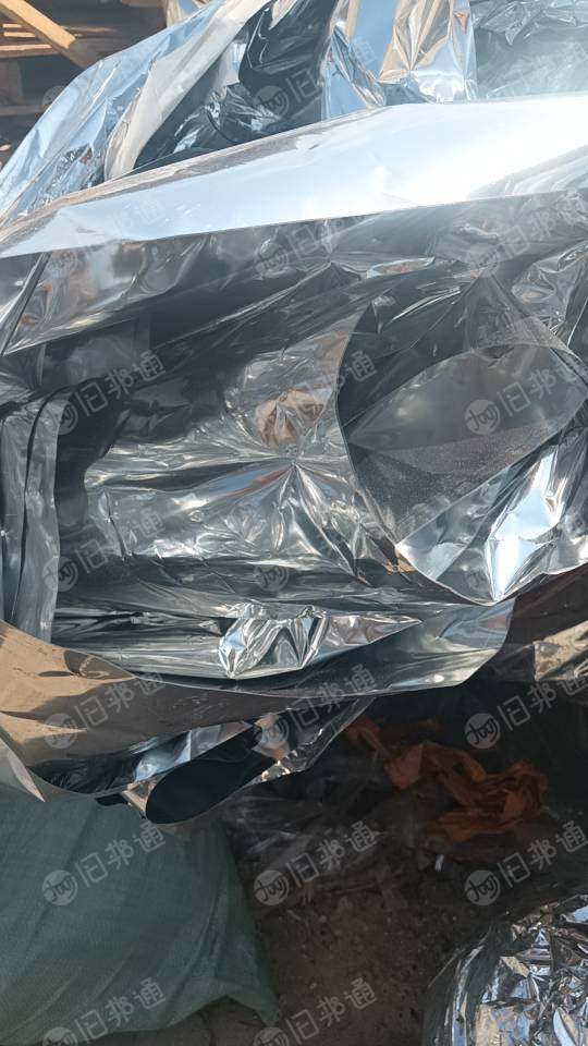 出售PVCPET复合膜，塑料膜厂下来的，外面喷了一层铝粉，每个月十几吨