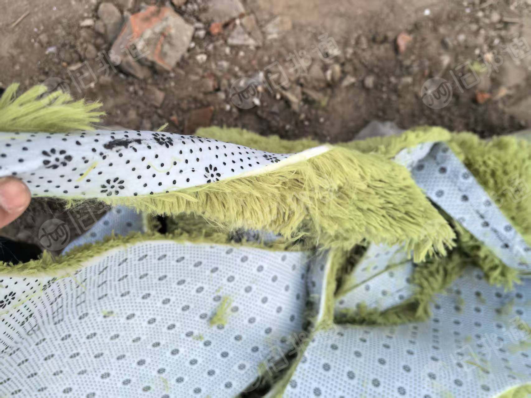 长期出售地毯厂下脚料，涤纶地毯下脚料，地毯料，涤纶复合一层海绵，现货一百多吨