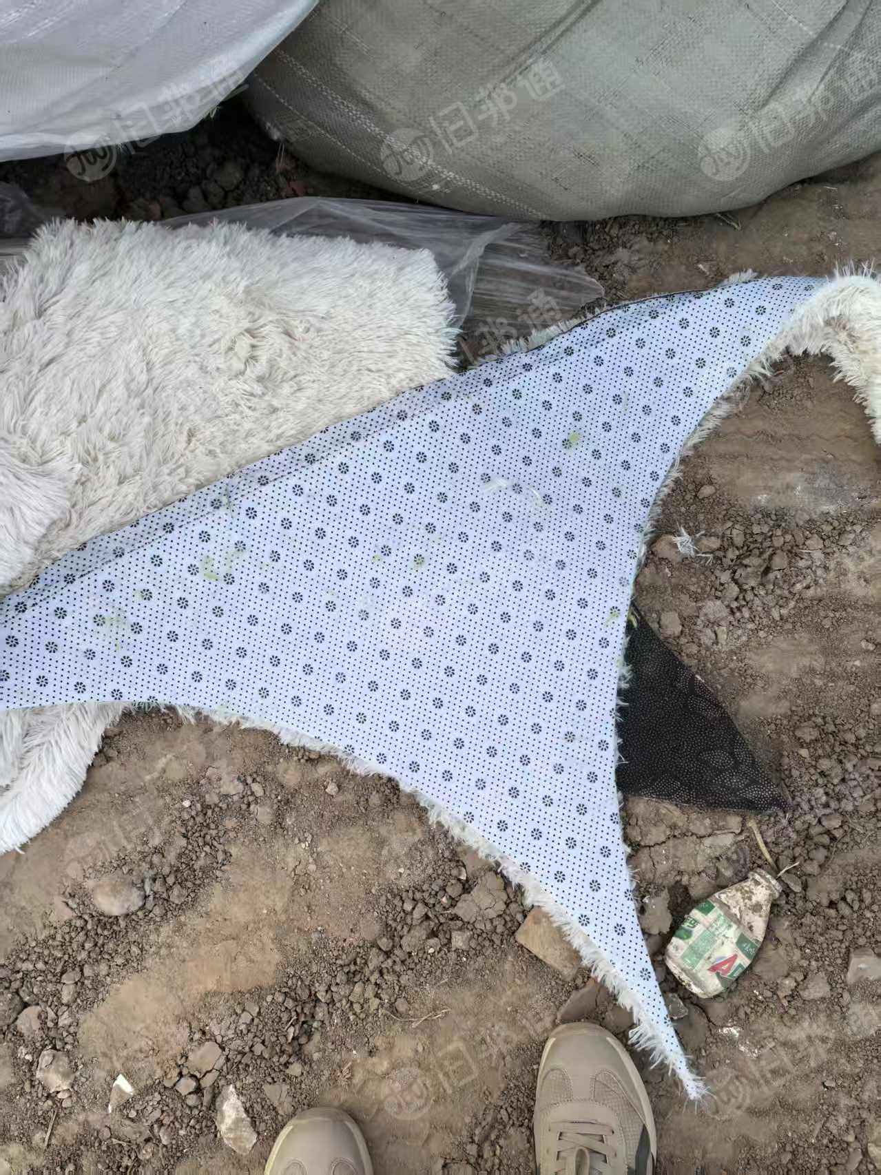 长期出售地毯厂下脚料，涤纶地毯下脚料，地毯料，涤纶复合一层海绵，现货一百多吨