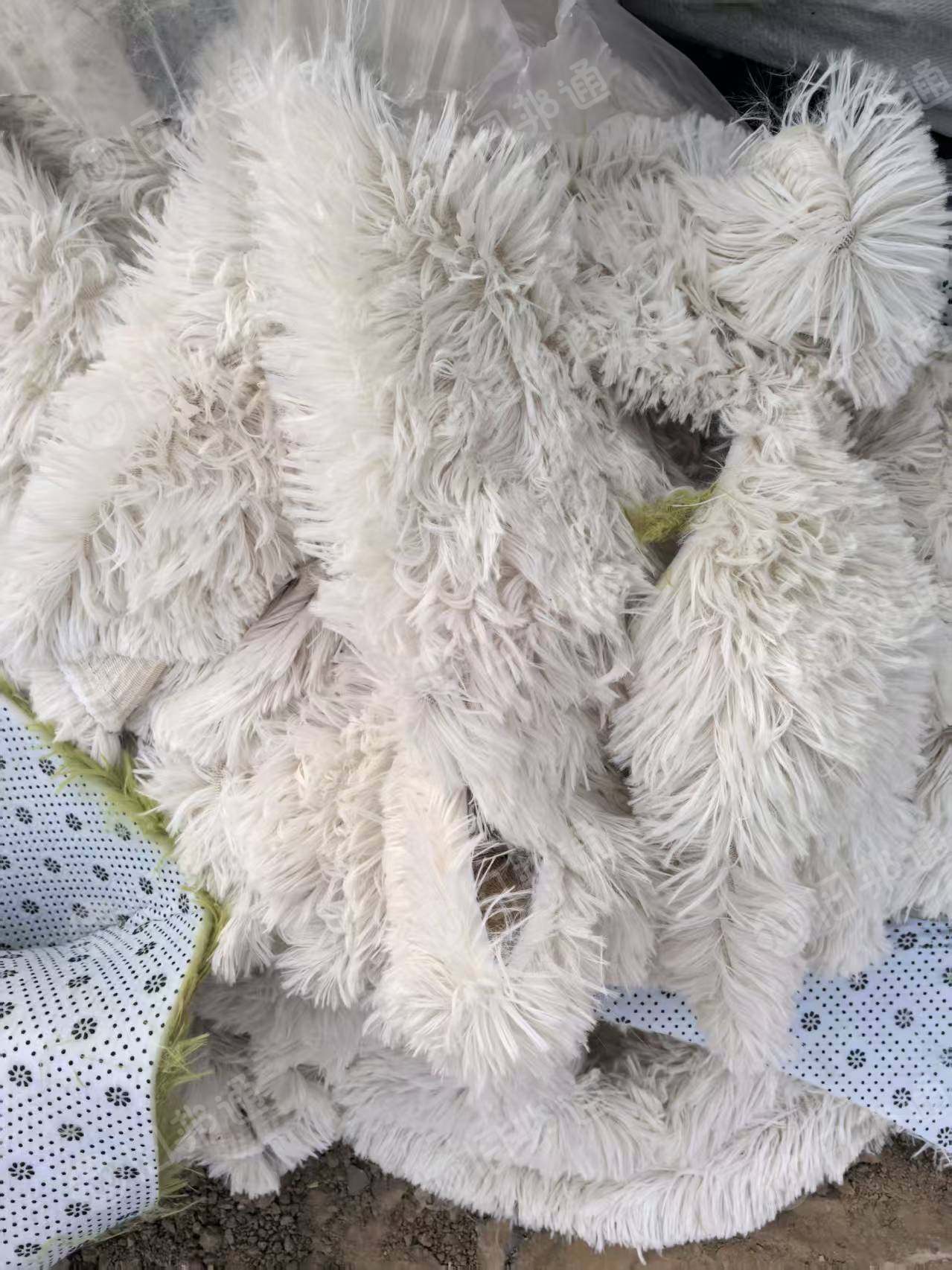 长期出售地毯厂下脚料，涤纶地毯下脚料，地毯料，涤纶复合一层海绵，现货一百多吨