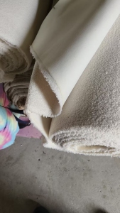 长期出售做鞋子下来的绒布，PV绒废布，有带海绵的也有不带海绵，可以造粒，货在江苏扬州