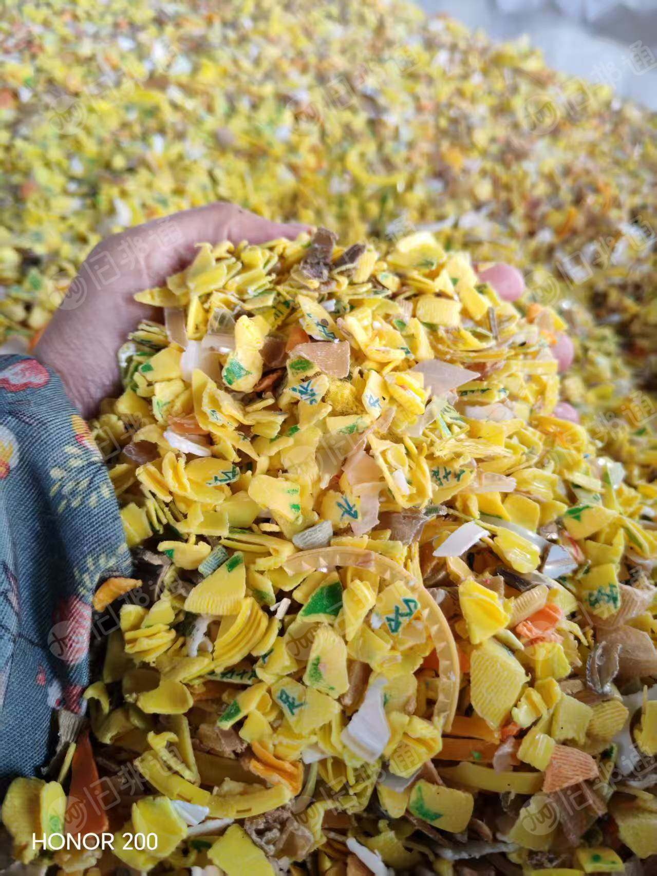 出售分色瓶盖破碎料，热洗过风选，月供500吨