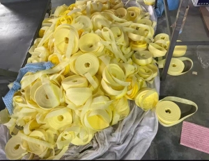 出售涤纶无纺布边料，粘胶