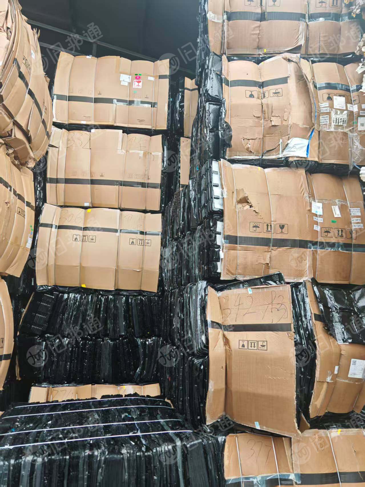 出售黑色pet吸塑片毛料，含30%pvc吸塑盒，现货40吨左右