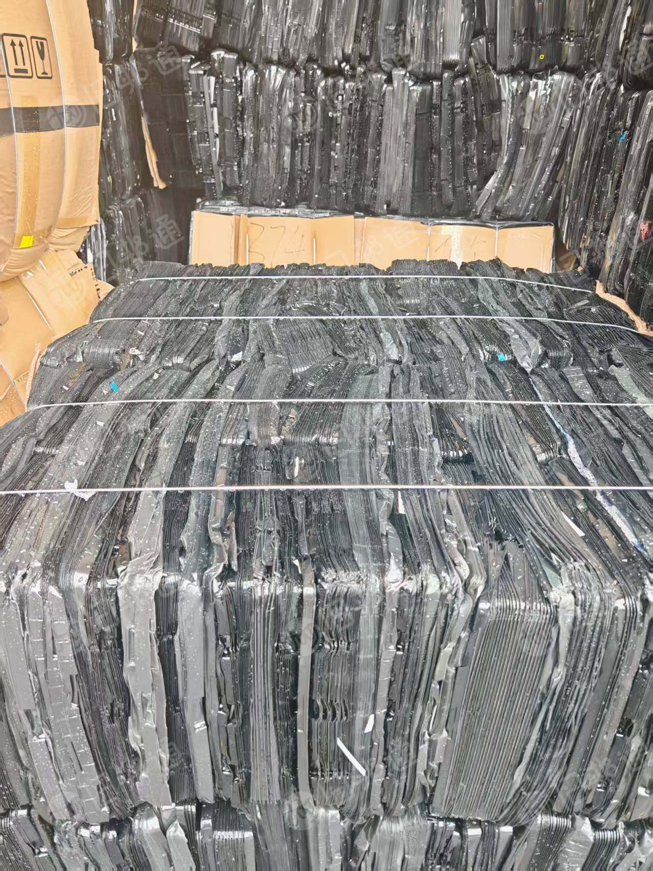 出售黑色pet吸塑片毛料，含30%pvc吸塑盒，现货40吨左右