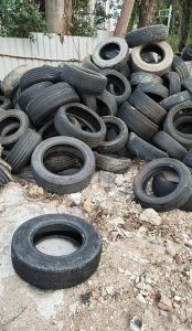 长期出售废旧汽车轮胎，大小都有