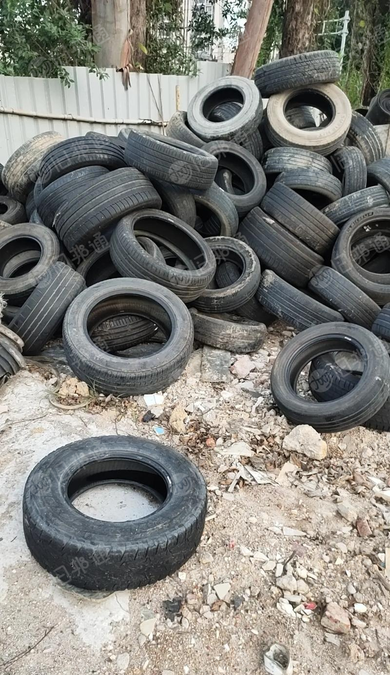 长期出售废旧汽车轮胎，大小都有
