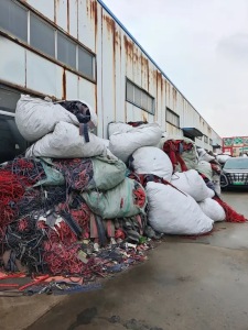 厂家出售地毯边角料,复合TPR,黑料，下脚料，现货有13米一车，货在山东临沂