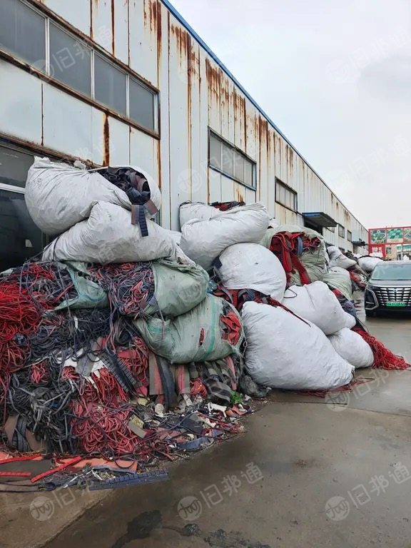 厂家出售地毯边角料,复合TPR,黑料，下脚料，现货有13米一车，货在山东临沂