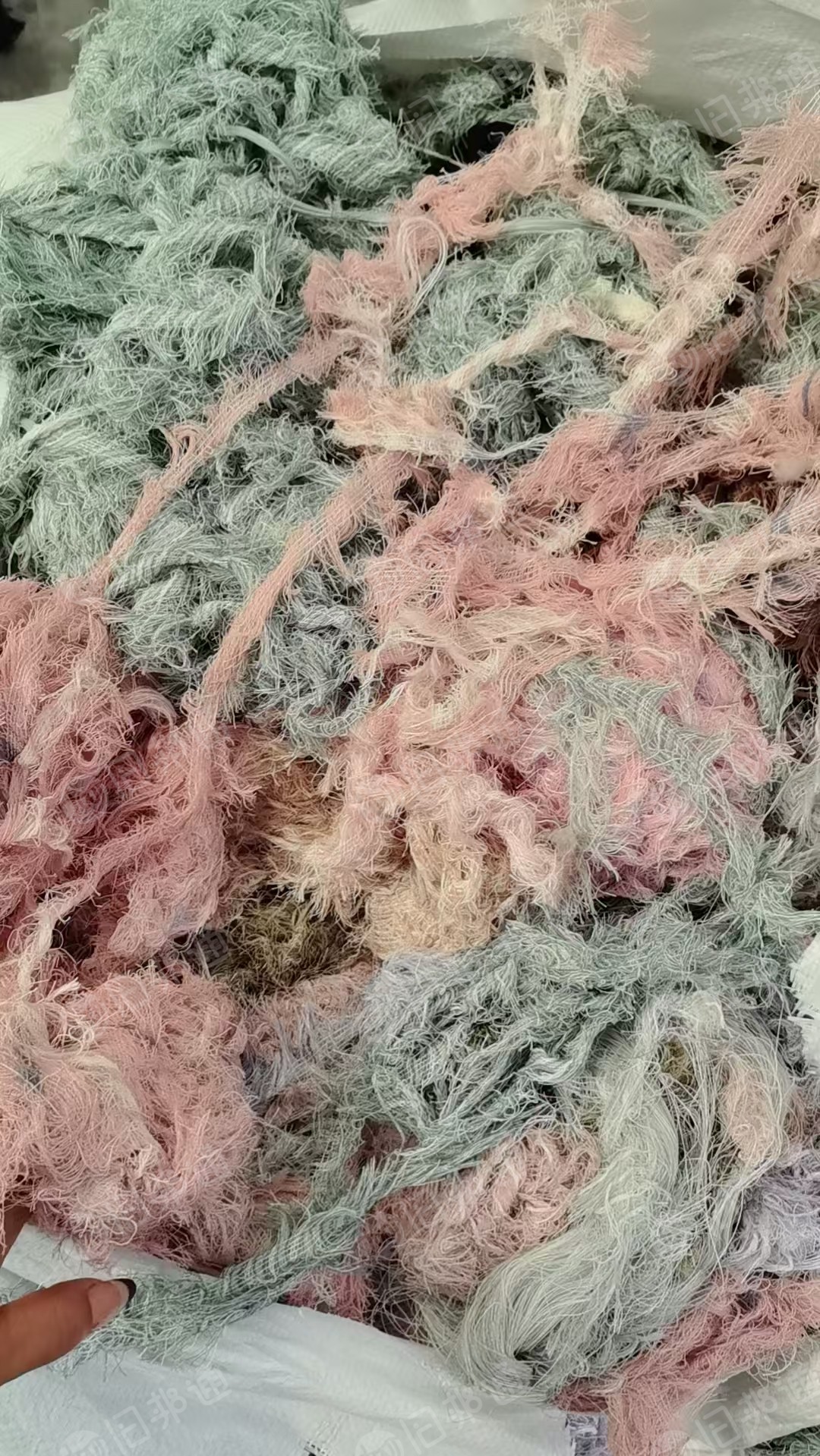 长期出售涤棉布边纱，里面筋是大化的，其他是纯棉的，未褪色，现货30吨，货在江苏南通