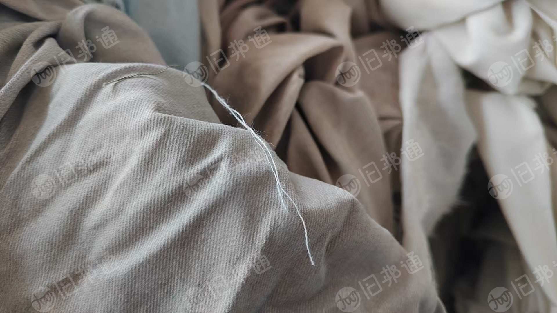 出售涤棉大块布，涤棉布块，可以做工装用，现货有8000米，货在江苏江阴