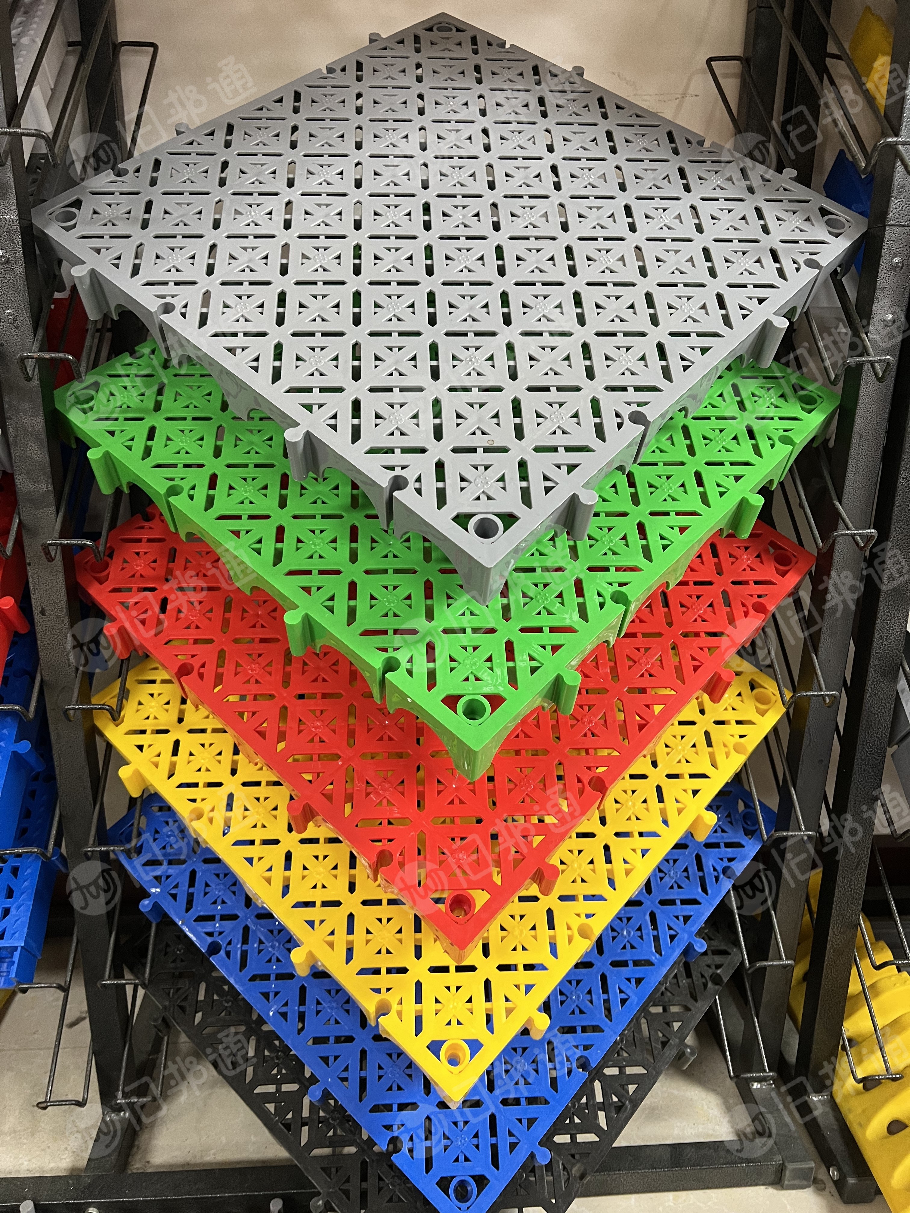 求购工程丙破碎料，要求可以直接上机注塑，颜色要白色、灰色、黄色、红色，用来做托盘的