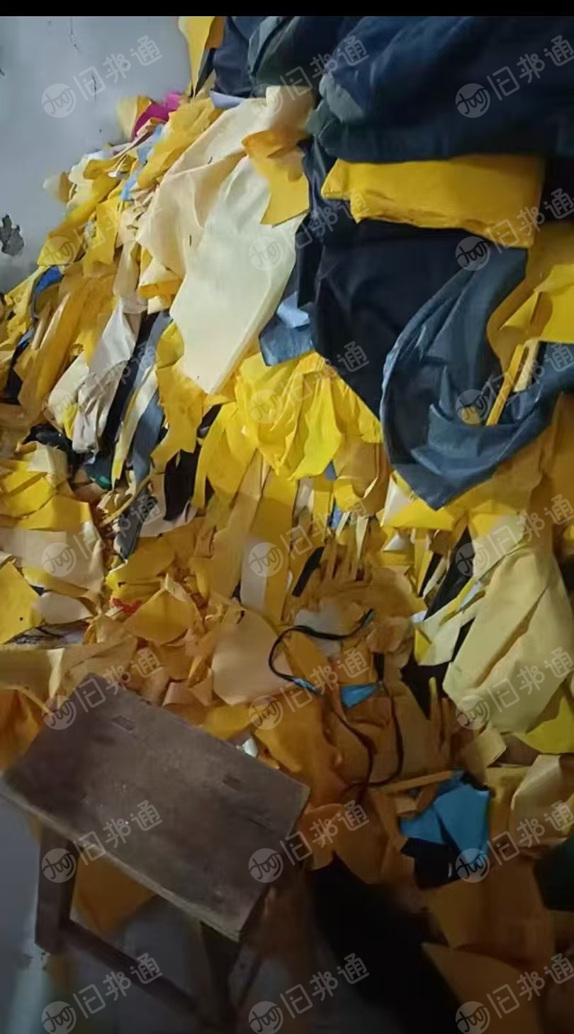 出售pvc抽毛压片料，pvc雨衣革边角料