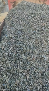 出售二级铁破碎料，日出两三百吨