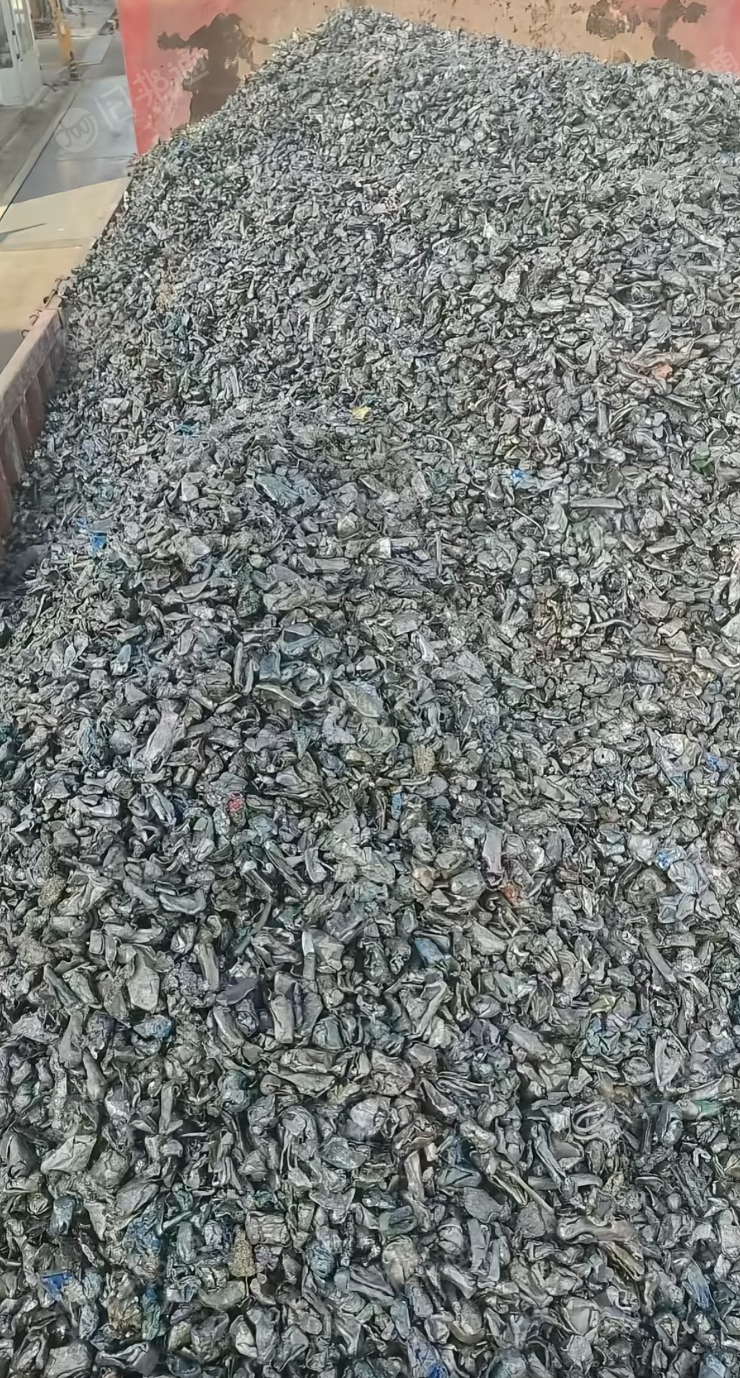 出售二级铁破碎料，日出两三百吨