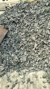 长期出售废大轮胎胶块