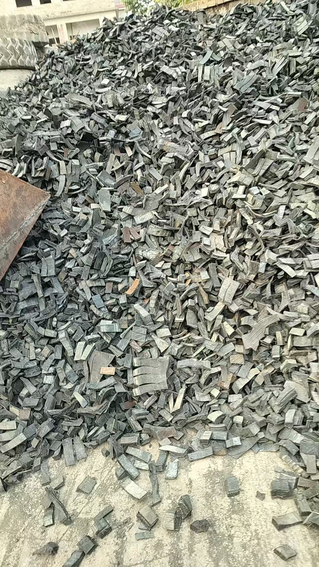 长期出售废大轮胎胶块