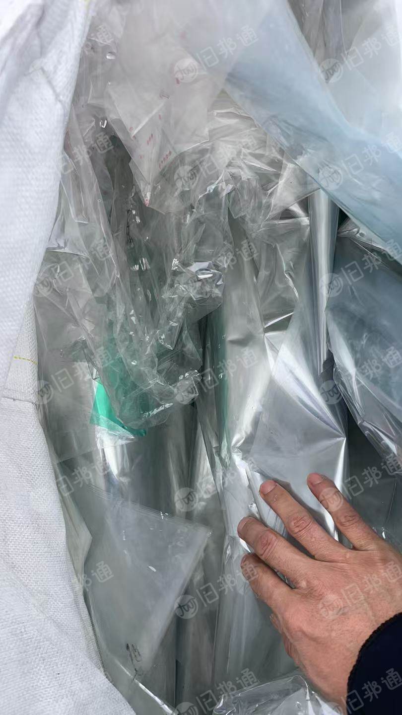 常年出售双层PET带胶膜废料，轻胶的，月供200吨