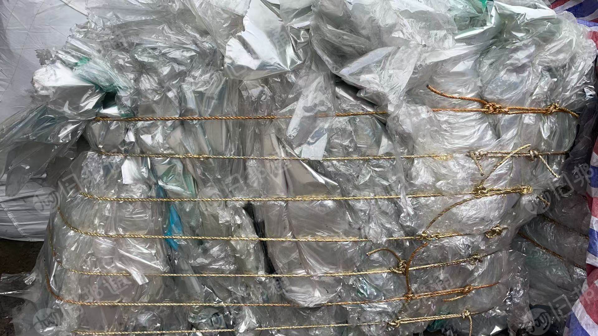 常年出售双层PET带胶膜废料，轻胶的，月供200吨