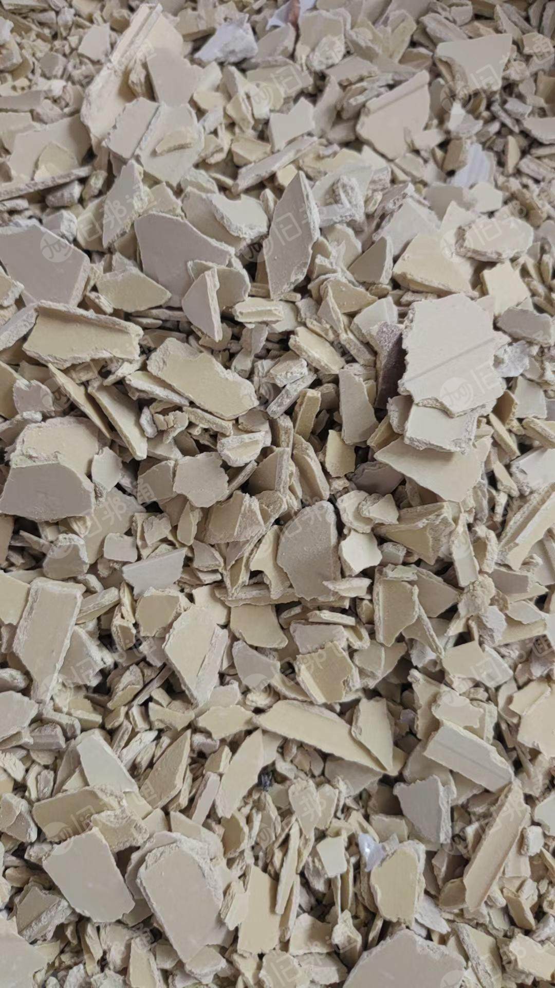 长期出售硬质PVC破碎料，墙板破碎料，杂一级破碎料，原生料占比85以上