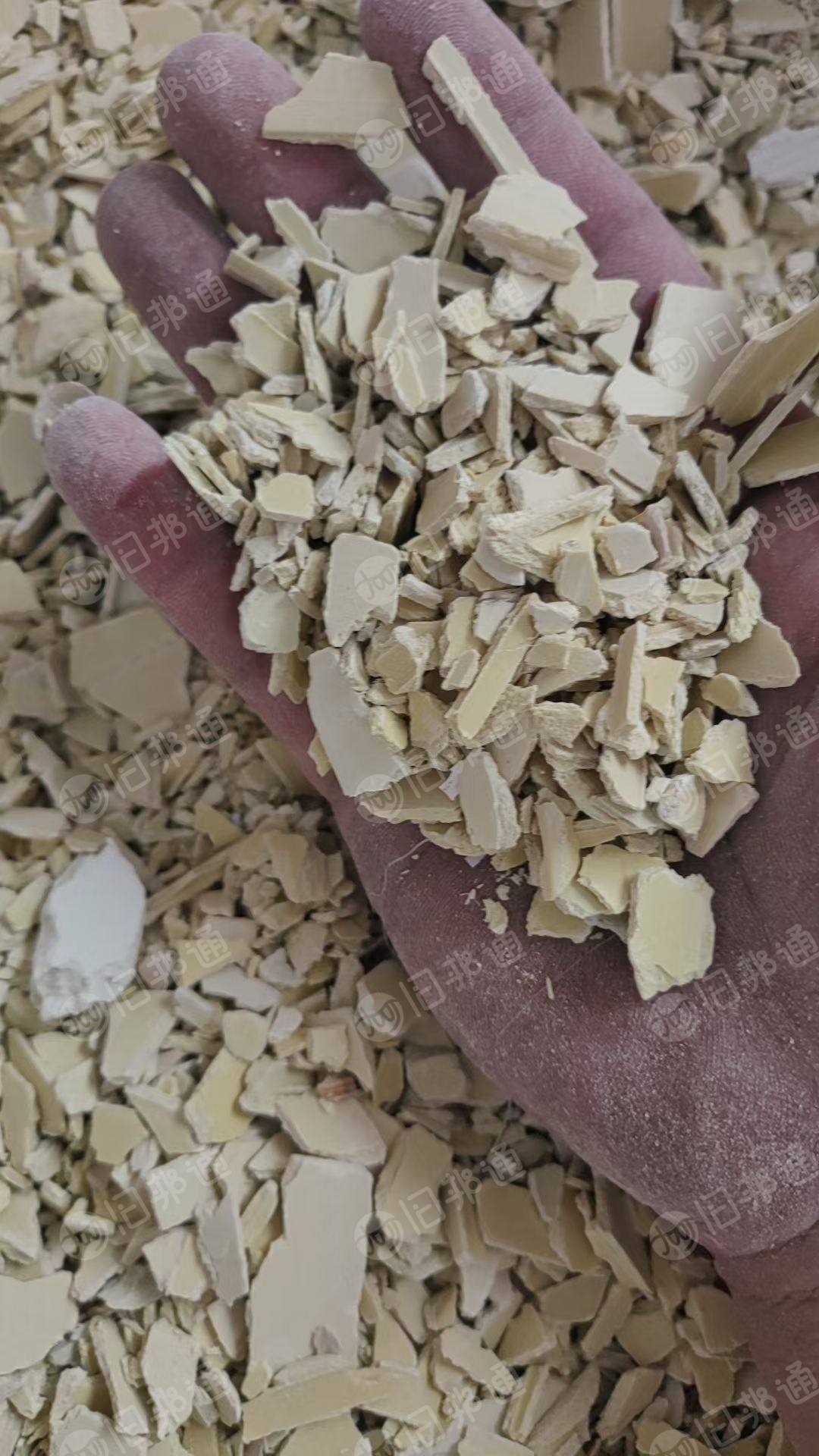 长期出售硬质PVC破碎料，墙板破碎料，杂一级破碎料，原生料占比85以上