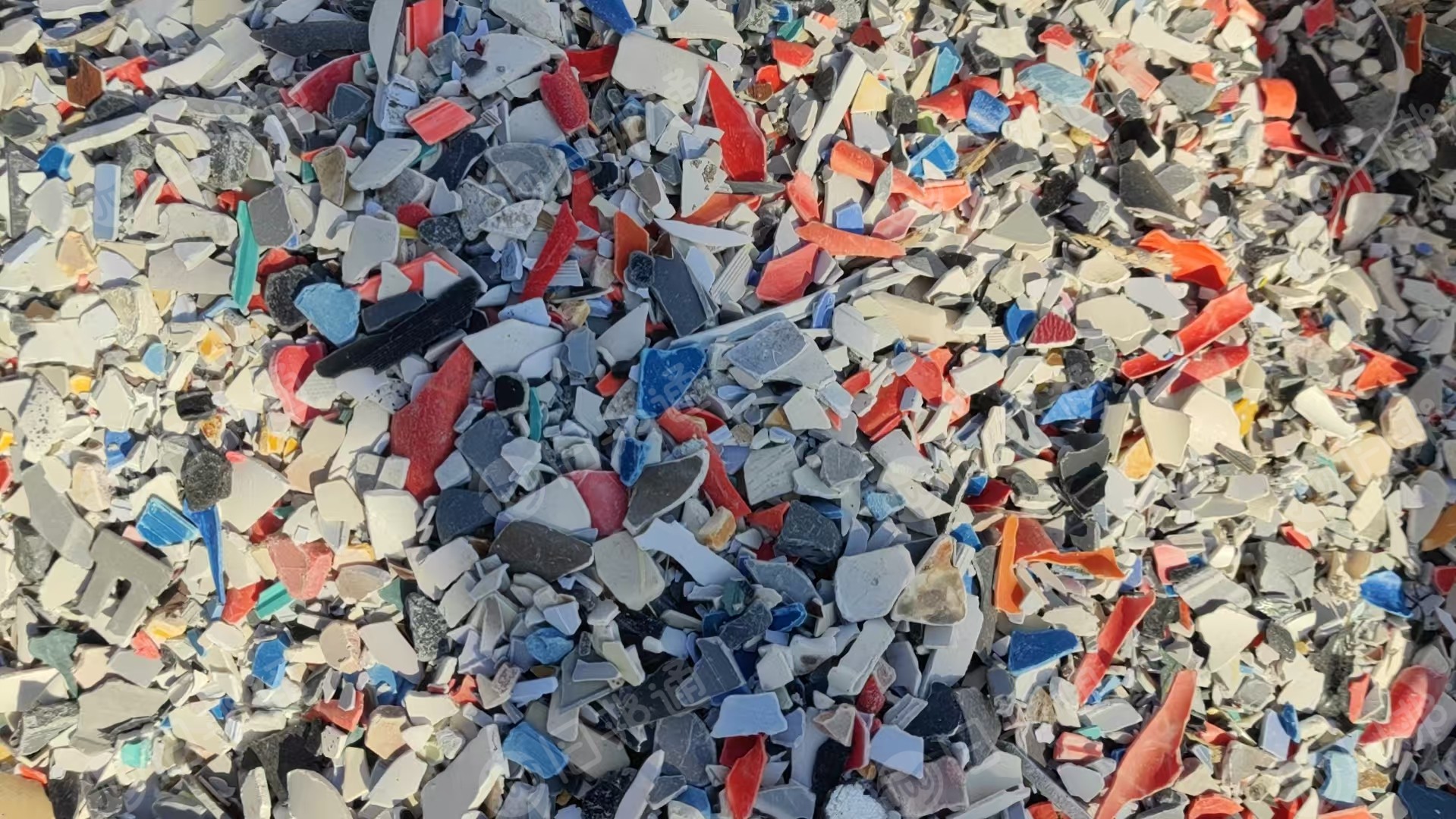 长期出售硬质PVC破碎料，墙板破碎料，杂一级破碎料，原生料占比85以上