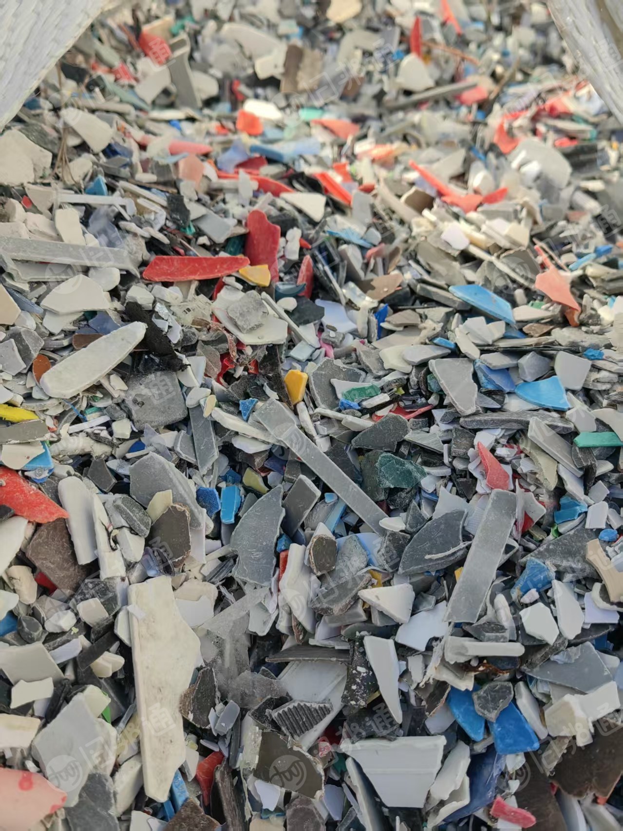 长期出售硬质PVC破碎料，墙板破碎料，杂一级破碎料，原生料占比85以上